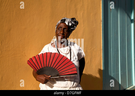 La femme cubaine avec ventilateur pliant rouge à La Havane, Cuba, Caraïbes Banque D'Images