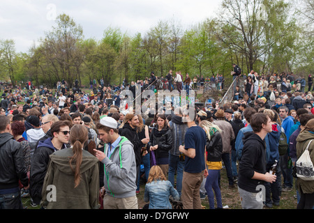 Les jeunes gens allemande célébrant la Fête du travail à Gorlitzer Park, à Kreuzberg, Berlin Allemagne Banque D'Images