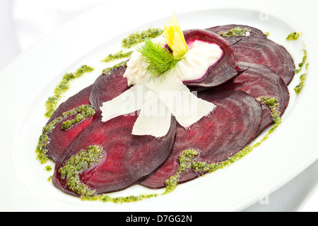 Beatroot végétarien Carpaccio de fromage de chèvre et Pesto w Banque D'Images