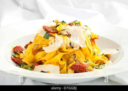 Fettuccine aux tomates séchées, parmesan et l'aubergine Banque D'Images