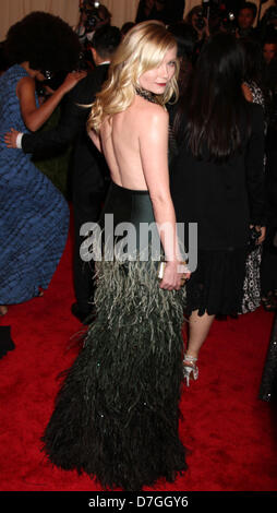 New York, New York, USA. 6 mai, 2013. L'actrice Kirsten Dunst fréquente le Costume Institute gala bénéfice célébrant l'ouverture "PUNK : Chaos à couture' eu lieu au Metropolitan Museum of Art (Credit : Crédit : Image/ZUMAPRESS.com/Alamy Kaszerman Nancy Live News) Banque D'Images