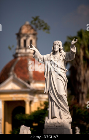 Jésus statue sur une tombe du cimetière le plus grand de l'Amérique latine Amériques Cementerio Cristobal Colon à La Havane, Cuba, Caraïbes Banque D'Images