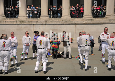 Londres, Angleterre, Royaume-Uni. Morris Dancers (Woodchurch Morris Men de Kent) l'exécution devant la National Gallery, 1 mai 2013 Banque D'Images