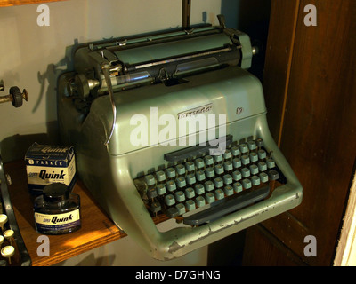 La machine à écrire Torpedo 10, une machine à écrire mécanique classique, était connue pour sa fiabilité et sa robustesse. Fabriqué au début du XXe siècle, il représente l'évolution de la technologie des machines à écrire et est considéré comme un élément important de l'histoire de l'équipement de bureau. Banque D'Images