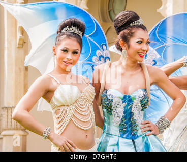 Brighton, UK. 7 mai, 2013. Posant pour les photographes : La dame de Bangkok, les garçons qui sont de retour à Brighton dans le cadre du Brighton Festival Fringe avec leur spectacle Amourous glamour. Jusqu'au samedi 1er juin 2013 à Sabai Pavilion, Victoria Gardens, Grand Parade, Brighton. Credit : Julia Claxton/Alamy Live News Banque D'Images