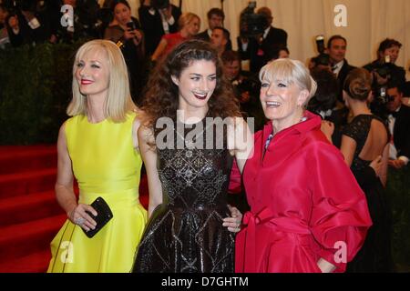 Joely Richardson (l-r), Daisy Bevan et Vanessa Redgrave arriver au Costume Institute gala pour le 'Punk : Chaos à couture' exposition au Metropolitan Museum of Art de New York City, USA, le 06 mai 2013. Photo : Luis Garcia Banque D'Images