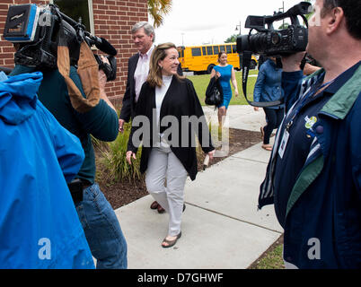 07 mai 2013 - Mt Pleasant, Caroline du Sud, États-Unis - ELIZABETH COLBERT B.SC., candidat démocrate à la Caroline du Sud, une première sélection de joueurs, vote à l'Moultrie Middle School.(Image Crédit : © Brian Cahn/ZUMAPRESS.com) Banque D'Images