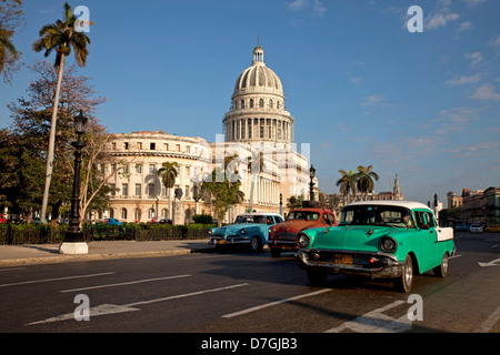 Nous classique et voitures El Capitolio dans le centre de La Havane, Cuba, Caraïbes Banque D'Images