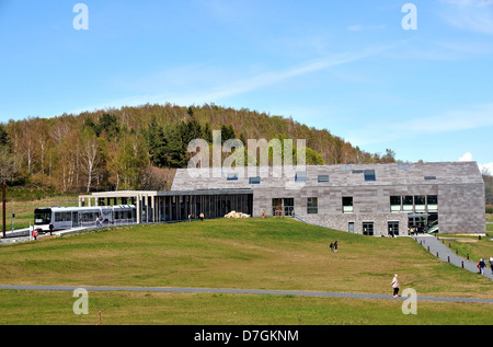 Panoramique des Dômes train quittant la gare Auvergne Massif-Central France Banque D'Images