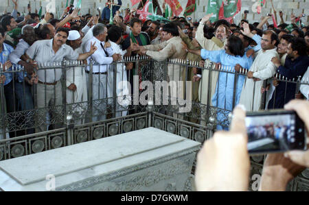 Tehreek-e-Insaf Président, Imran Khan offre Fateha pour l'âme du père de la Nation de Quaid-e-Azam Muhammad Ali Jinnah sur sa tombe pendant une visite son mausolée à Karachi le Mardi, Mai 07, 2013. Banque D'Images