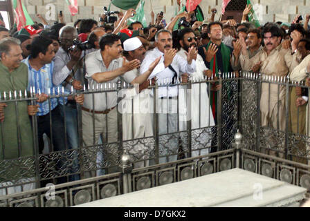 Tehreek-e-Insaf Président, Imran Khan offre Fateha pour l'âme du père de la Nation de Quaid-e-Azam Muhammad Ali Jinnah sur sa tombe pendant une visite son mausolée à Karachi le Mardi, Mai 07, 2013. Banque D'Images