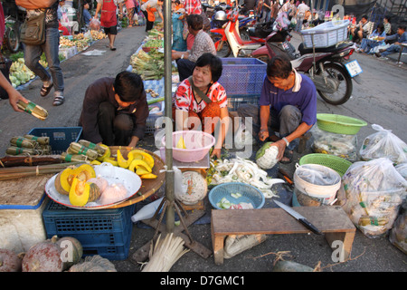 Vendeur de légumes sur rue dans un marché du matin , province de Chiang Rai, Thaïlande Banque D'Images