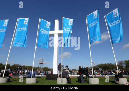 Croix géante et les drapeaux à l'air libre du dimanche de la 34e Congrès de l'Église évangélique à Hambourg, Allemagne. Devise de la c Banque D'Images