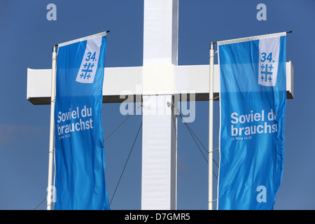 Croix géante et les drapeaux à l'air libre du dimanche de la 34e Congrès de l'Église évangélique à Hambourg, Allemagne Banque D'Images