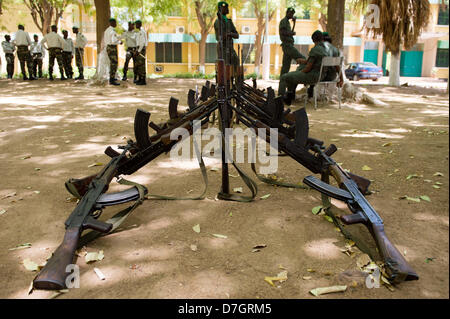 Les Fusils de la garde d'honneur sont empilées sur le sol lors de l'arrivée de la ministre de la défense espagnol à Koulikoro, Mali, 07 mai 2013. La Mission de formation de l'Union européenne au Mali a été en opération depuis le début du mois d'avril. La première d'un groupe de 650 soldats ont commencé la formation de base. Il y a des instructeurs allemands 17 enseigner l'avenir ingénieurs militaires. Photo : MAURIZIO GAMBARINI Banque D'Images