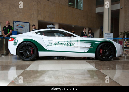 La police de Dubaï Aston Martin One77 Coupé voiture de patrouille Banque D'Images