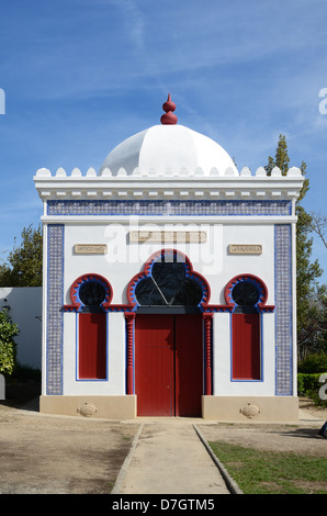 Maison Giraffe de style oriental ou arabe et Arches orientales dans l'ancien zoo du Palais Longchamp ou du Parc du Palais Longchamp et des Jardins de Marseille France Banque D'Images