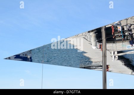 Reflet dans le toit moderne Norman Foster avec plafond miroir sur le Vieux-Port de Quai des Belges ou le Vieux-Port Marseille Provence France Banque D'Images