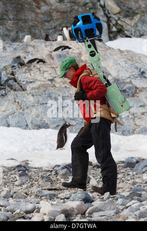 Heather Lynch portant un Google Street View camera, Cuverville Island, l'Antarctique. Banque D'Images