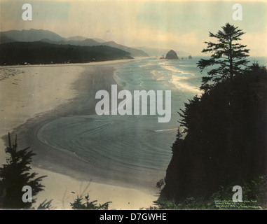 Une vue vers le sud depuis Chapman Point à Cannon Beach, Oregon, mettant l'accent sur la beauté naturelle de la côte du Nord-Ouest pacifique et de l'océan. Banque D'Images