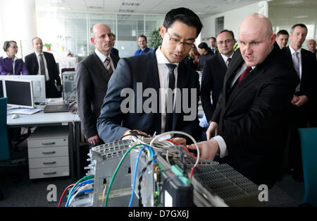 Ministre fédéral allemand de l'économie et de la technologie Philipp Rosler visites Siemens à Prague, République tchèque, le 7 mai 2013. (CTK Photo/Roman Vondrous) Banque D'Images