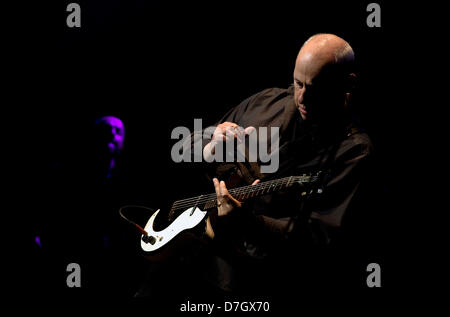 Prague, République tchèque. 7 mai, 2013. La guitariste, chanteur et auteur-compositeur pour le groupe de rock britannique Dire Straits Mark Knopfler effectue à Prague, République tchèque, le mardi 7 mai 2013. (Katerina Sulova/CTK Photo/Alamy Live News) Banque D'Images