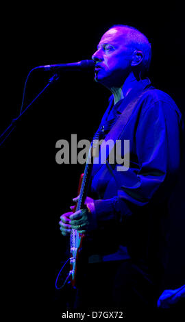 Prague, République tchèque. 7 mai, 2013. La guitariste, chanteur et auteur-compositeur pour le groupe de rock britannique Dire Straits Mark Knopfler effectue à Prague, République tchèque, le mardi 7 mai 2013. (Katerina Sulova/CTK Photo/Alamy Live News) Banque D'Images