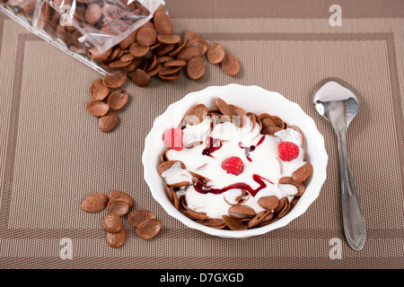 Visage de la confiture avec les baies sur les copeaux de chocolat Banque D'Images