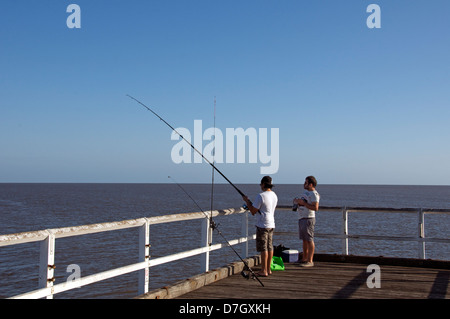 Deux hommes de pêche jetée Urangan Hervey Bay, Queensland, Australie Banque D'Images