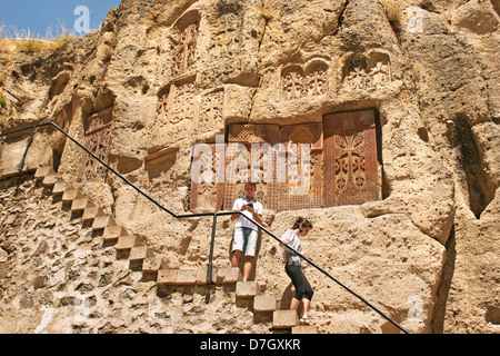 Monastère de Gherart en Arménie, la construction, l'architecture unique est partiellement creusée dans la montagne adjacente. Banque D'Images