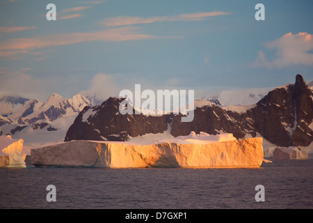 Les icebergs massifs près du Cercle Antarctique, l'Antarctique. Banque D'Images