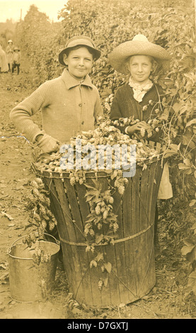 Deux enfants avec panier de houblon Banque D'Images