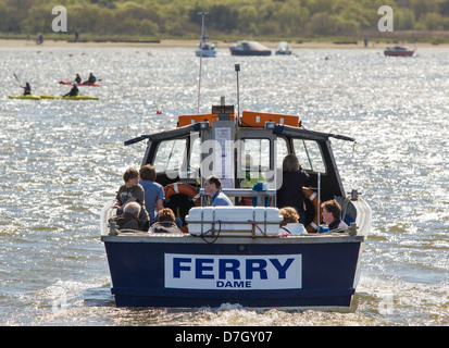 Mudeford 'Dame' Ferry voyageant de Mudeford Quay à Mudeford banc près de Hengistbury Head à Christchurch Harbour, Dorset Banque D'Images