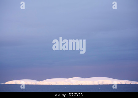 Coucher de soleil / Lever du soleil comme nous voyageons en dessous du Cercle Antarctique, l'Antarctique. Banque D'Images