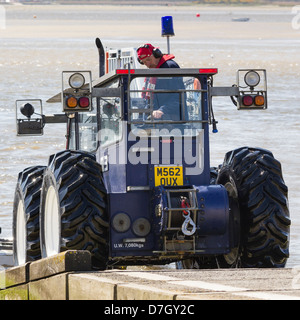 Le lancement et la récupération de la RNLI sur véhicule tracteur de halage Mudeford Banque D'Images