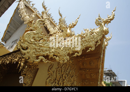 La décoration de l'art conçu par Chalermchai Kositpipat à Wat Rong Khun temple , province de Chiang Rai, Thaïlande Banque D'Images
