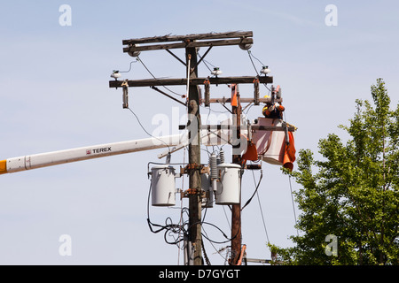 Poseur travaillant sur la ligne électrique - USA Banque D'Images