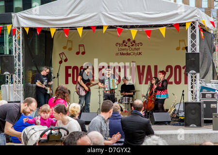 Salford, Royaume-Uni. 5 mai 2013. Folk Band Lazlo Bébé effectuer lors de la première sortie de Lowry Food Festival 2013 à MediaCity à Salford Quays. Crédit : Andrew Barker/Alamy Live News Banque D'Images