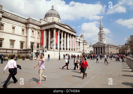 La National Gallery et St Martin dans l'église des champs au printemps, Trafalgar Square, London WC2N, UK Banque D'Images