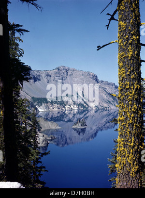 Vue sur le bateau fantôme dans la région de Crater Lake, Oregon Banque D'Images