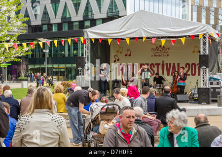 Salford, Royaume-Uni. 5 mai 2013. Folk Band Lazlo Bébé effectuer lors de la première sortie de Lowry Food Festival 2013 à MediaCity à Salford Quays. Crédit : Andrew Barker/Alamy Live News Banque D'Images