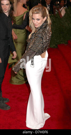 New York, New York, USA. 6 mai, 2013. L'actrice Sienna Miller occupe le Costume Institute gala bénéfice célébrant l'ouverture "PUNK : Chaos à couture' eu lieu au Metropolitan Museum of Art (Credit : Crédit : Image/ZUMAPRESS.com/Alamy Kaszerman Nancy Live News) Banque D'Images