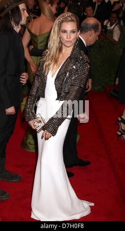 New York, New York, USA. 6 mai, 2013. L'actrice Sienna Miller occupe le Costume Institute gala bénéfice célébrant l'ouverture "PUNK : Chaos à couture' eu lieu au Metropolitan Museum of Art (Credit : Crédit : Image/ZUMAPRESS.com/Alamy Kaszerman Nancy Live News) Banque D'Images