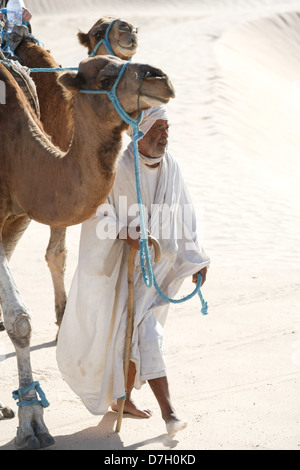 Beduins menant les touristes sur des chameaux dans le désert du Sahara Le 17 septembre 2012 à Douz, Kebili, Tunisie Banque D'Images