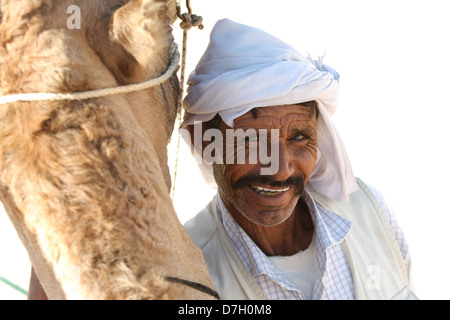 Beduins menant les touristes sur des chameaux dans le désert du Sahara Le 17 septembre 2012 à Douz, Kebili, Tunisie Banque D'Images