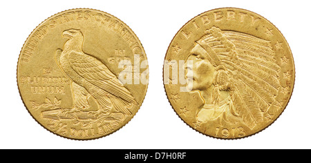 Gold Eagle deux et demi de dollars US coin 1913 avec tête indien isolé sur fond blanc Banque D'Images