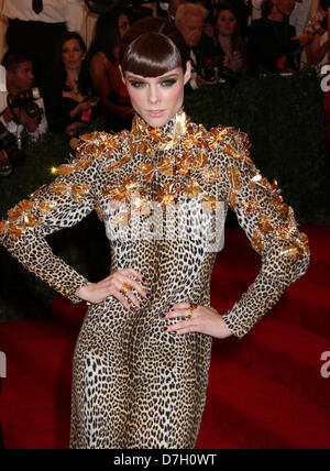 New York, New York, USA. 6 mai, 2013. COCO ROCHA modèle assiste au Costume Institute gala bénéfice célébrant l'ouverture "PUNK : Chaos à couture' eu lieu au Metropolitan Museum of Art (Credit : Crédit : Image/ZUMAPRESS.com/Alamy Kaszerman Nancy Live News) Banque D'Images