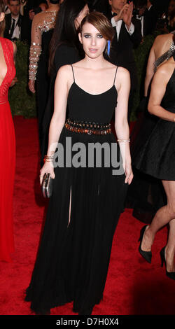 New York, New York, USA. 6 mai, 2013. L'actrice Emma Roberts occupe le Costume Institute gala bénéfice célébrant l'ouverture "PUNK : Chaos à couture' eu lieu au Metropolitan Museum of Art (Credit : Crédit : Image/ZUMAPRESS.com/Alamy Kaszerman Nancy Live News) Banque D'Images