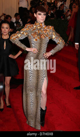 New York, New York, USA. 6 mai, 2013. COCO ROCHA modèle assiste au Costume Institute gala bénéfice célébrant l'ouverture "PUNK : Chaos à couture' eu lieu au Metropolitan Museum of Art (Credit : Crédit : Image/ZUMAPRESS.com/Alamy Kaszerman Nancy Live News) Banque D'Images