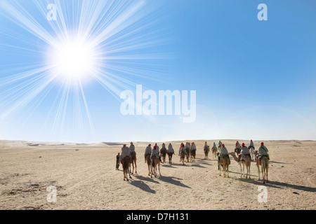 Beduins menant les touristes sur des chameaux dans le désert du Sahara Le 17 septembre 2012 à Douz, Kebili, Tunisie Banque D'Images